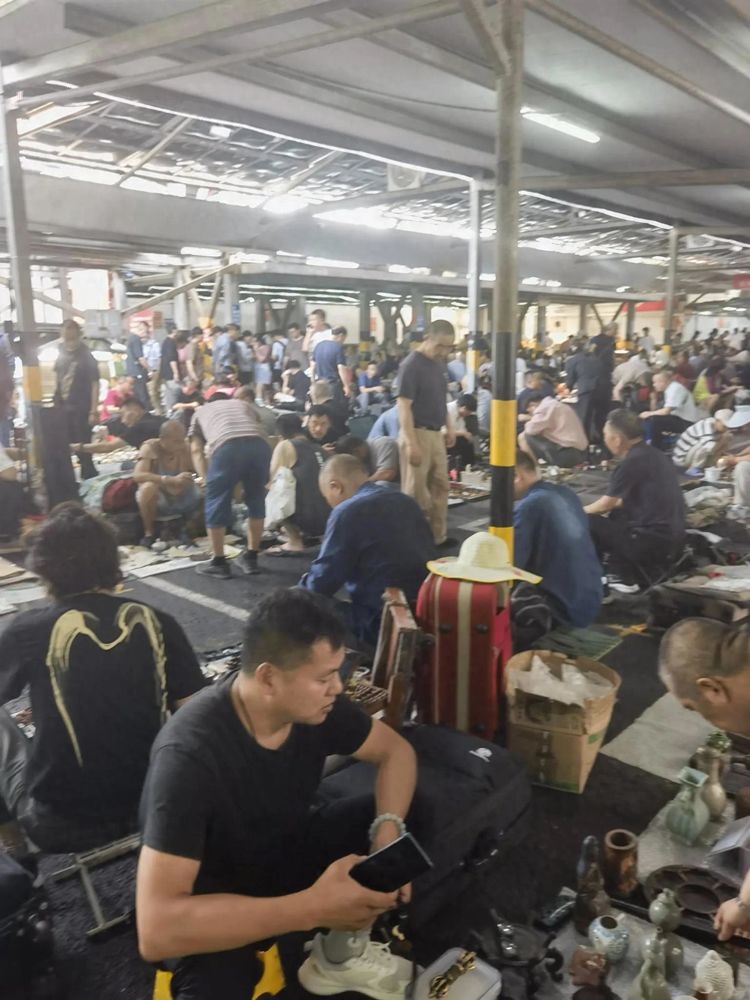 古玩市场的破晓：跟着军旅收藏家冯德富淘宝记